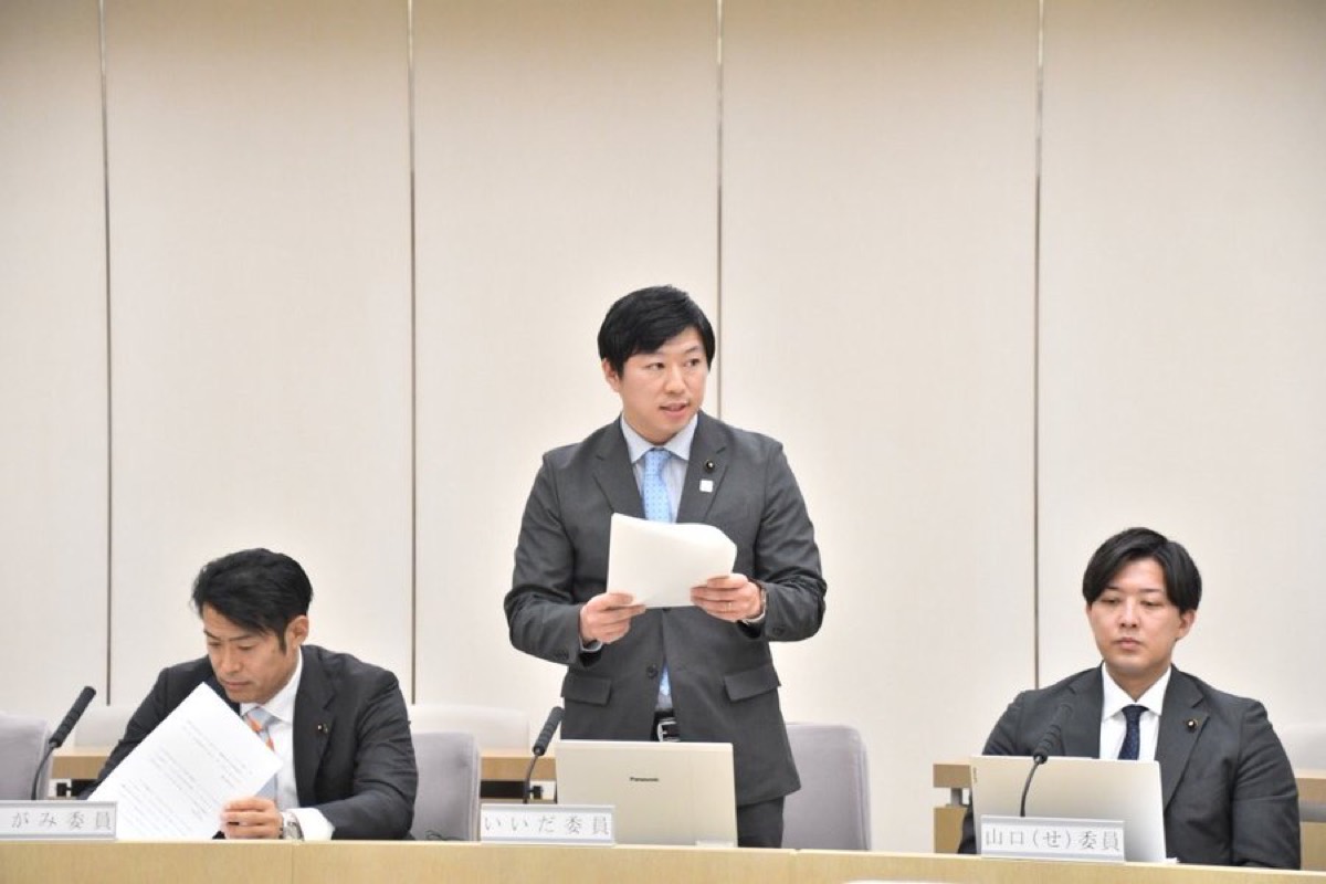 都議会の委員会で質問するいいだ健一