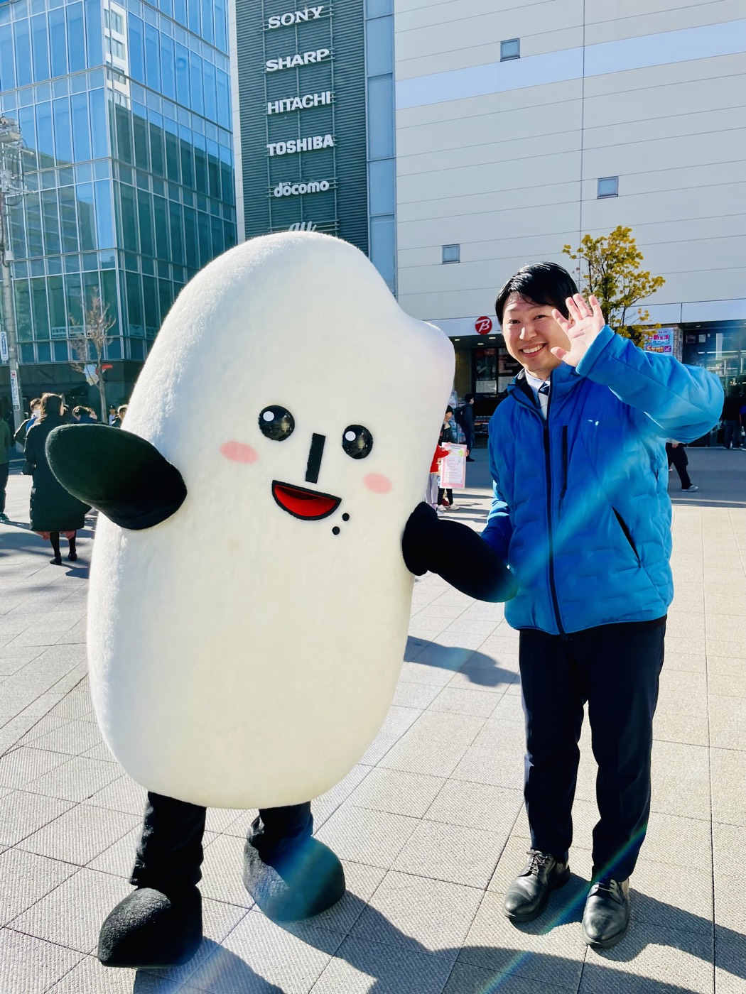 地域のイベントで笑顔を見せるいいだ健一