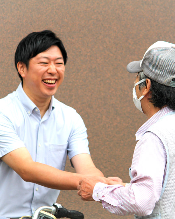駅頭であいさつするいいだ健一